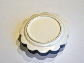 吃的时候找一个盘子扣在碗上，翻转过来，拿走盘子即可，刚蒸好的咸烧白，放2天味道会更好。