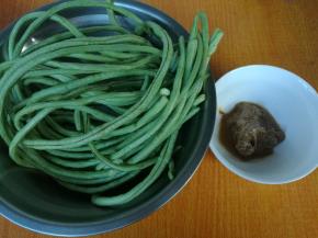 准备材料，豆角择洗干净。