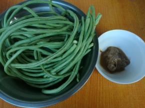 准备材料，豆角择洗干净。