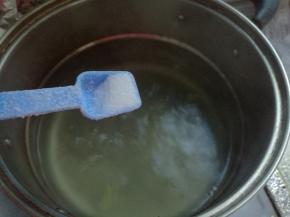 锅坐水，烧开，放入盐1勺 。