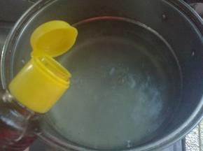 再放入植物油少许。