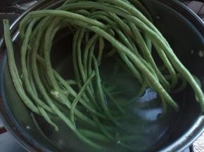 水开后下豆角焯熟变色。切记一定要焯熟。