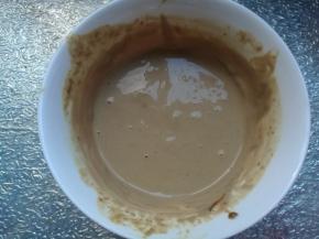 焯水期间调制麻酱。麻酱放碗内，分多次加入适量水调成稍微有点稠的状态。