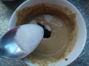 放入2勺生抽，一勺糖。