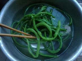 准备一盆凉水，焯熟的豆角捞出放入盆内。（喜欢吃凉的还可以再继续过两遍、三遍凉水）