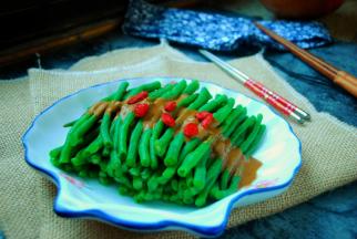 点缀几粒枸杞，麻酱豆角就做好了。