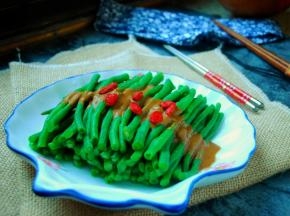 点缀几粒枸杞，麻酱豆角就做好了。