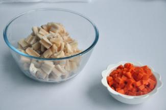 准备材料，胡萝卜和藕切丁。