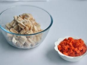 准备材料，胡萝卜和藕切丁。