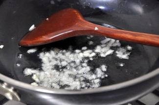 锅中烧油至6成热，倒入蒜末。