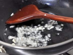 锅中烧油至6成热，倒入蒜末。