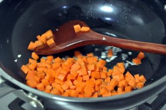 倒入胡萝卜，翻炒几下。