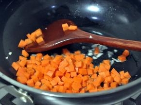 倒入胡萝卜，翻炒几下。