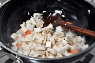 倒入藕丁，继续翻炒。