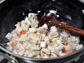 倒入藕丁，继续翻炒。