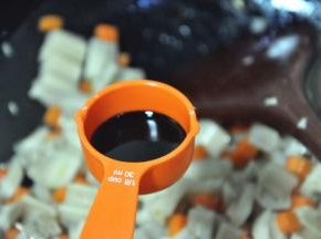 倒入半勺香醋，约12毫升。