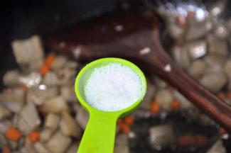 倒入一勺盐，翻炒入味即可起锅。