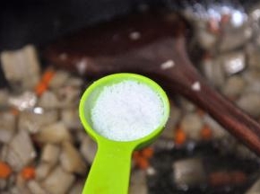 倒入一勺盐，翻炒入味即可起锅。