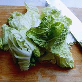 白菜叶子切小块，或者手撕也可以。