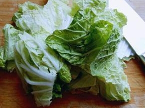 白菜叶子切小块，或者手撕也可以。