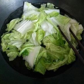 切好的白菜焯水，锅中加入清水，大火烧开，把切好的白菜倒入煮1分钟捞出立即过冷水。