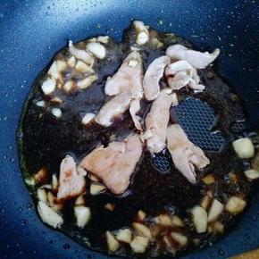 锅中倒入油，油温8成时加入蒜末炒香，再把切好的肉片倒入，加料酒生抽，把肉炒熟。