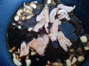 锅中倒入油，油温8成时加入蒜末炒香，再把切好的肉片倒入，加料酒生抽，把肉炒熟。