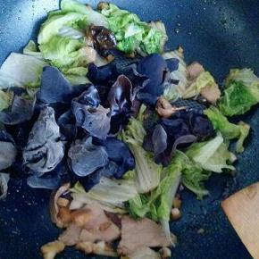 加入白菜煸炒，再加入木耳，加半碗水，烧开，调味就可以出锅。这道菜要有点汤汁才好吃，所以不用收汤。
