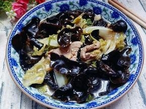 简单美味，撒少许熟芝麻点缀。