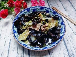 属于东北菜，但是口味略偏向南方，加了糖，因为北方菜是咸口的。不喜欢甜口的，糖可以不放。