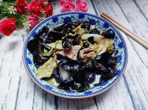 属于东北菜，但是口味略偏向南方，加了糖，因为北方菜是咸口的。不喜欢甜口的，糖可以不放。