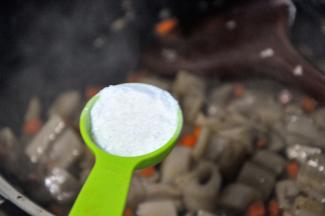 倒入一勺糖，翻炒均匀。