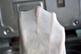 选择揉面程序10分钟面团揉至完全阶段，拉出手套膜。