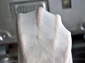 选择揉面程序10分钟面团揉至完全阶段，拉出手套膜。