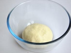 将揉好的面团放入烤箱中进行第一次发酵，在面团上盖一层保鲜膜，烤箱里放一碗温水，30度1小时。