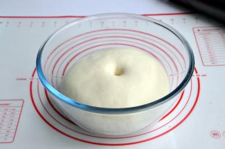 将面团发酵至2.5倍大，用手戳一下不会反弹也不会下陷即可。