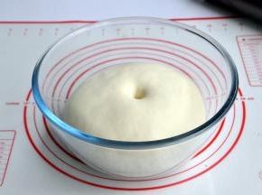 将面团发酵至2.5倍大，用手戳一下不会反弹也不会下陷即可。