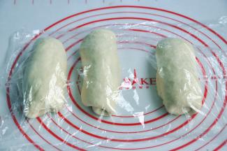将面团擀开卷成圆筒状，3个都做同样处理，盖上保鲜膜静置15分钟左右。