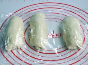 将面团擀开卷成圆筒状，3个都做同样处理，盖上保鲜膜静置15分钟左右。