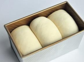 放入烤箱进行第二次发酵，38度发酵至8-9成模。