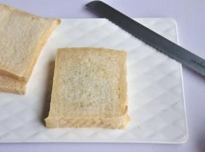 再盖上一片吐司。