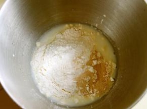 把除黄油外的主料放入容器 揉成面团