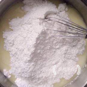 一次再放入糯米粉、粘米粉和澄粉。要充分搅拌至稀稀的面糊。