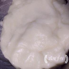 不烫手时用手揉一下，软、有弹性时放置一边待用。