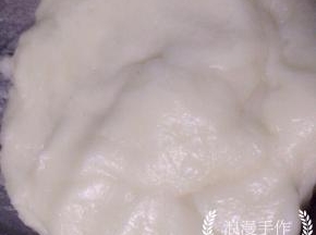 不烫手时用手揉一下，软、有弹性时放置一边待用。