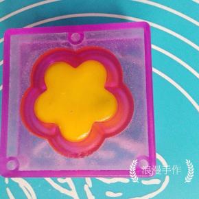 盖上阳晨和果子模具的后盖，压紧即可。