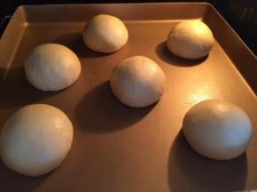 面团取出排气，分成6等份，揉圆整好形，放在烤盘上常温或烤箱进行2发