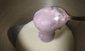 淡奶油加糖粉打发 至小尖角 也可以加少量草莓酱