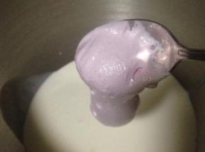 淡奶油加糖粉打发 至小尖角 也可以加少量草莓酱