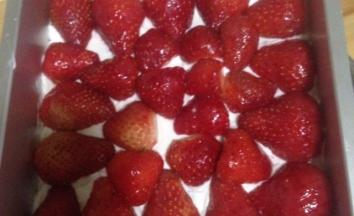 取一片杏仁达克瓦滋饼底 抹一层奶油摆上切好的草莓 重复摆好 抹一薄层奶油 把冷冻好的草莓冻摆在最上层 冷藏定型一小时